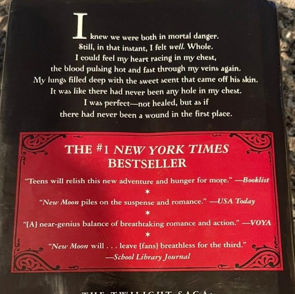 New Moon (Twilight) Book - used - Picture 4 of 12